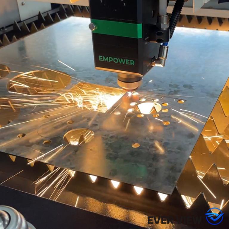 Lazer kesim makineleri yüksek hassasiyetli işlemeyi nasıl başarır: EVER VIEW Machinery, önemli proses noktalarını parçalara ayırır. Lazer kesim makineleri yüksek hassasiyetli işlemeyi nasıl başarır: EVER VIEW Machinery, önemli proses noktalarını parçalara ayırır.