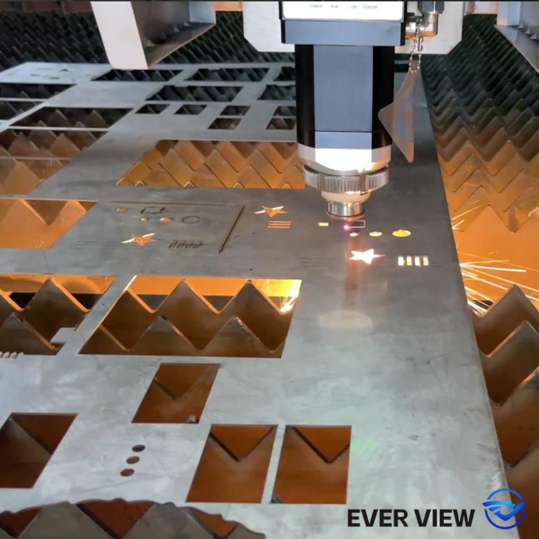 Lazer kesim makineleri donanım işlemeyi güçlendirir; EVER VIEW, küçük donanım ürünlerinin toplu olarak hassas şekilde kesilmesini sağlar.